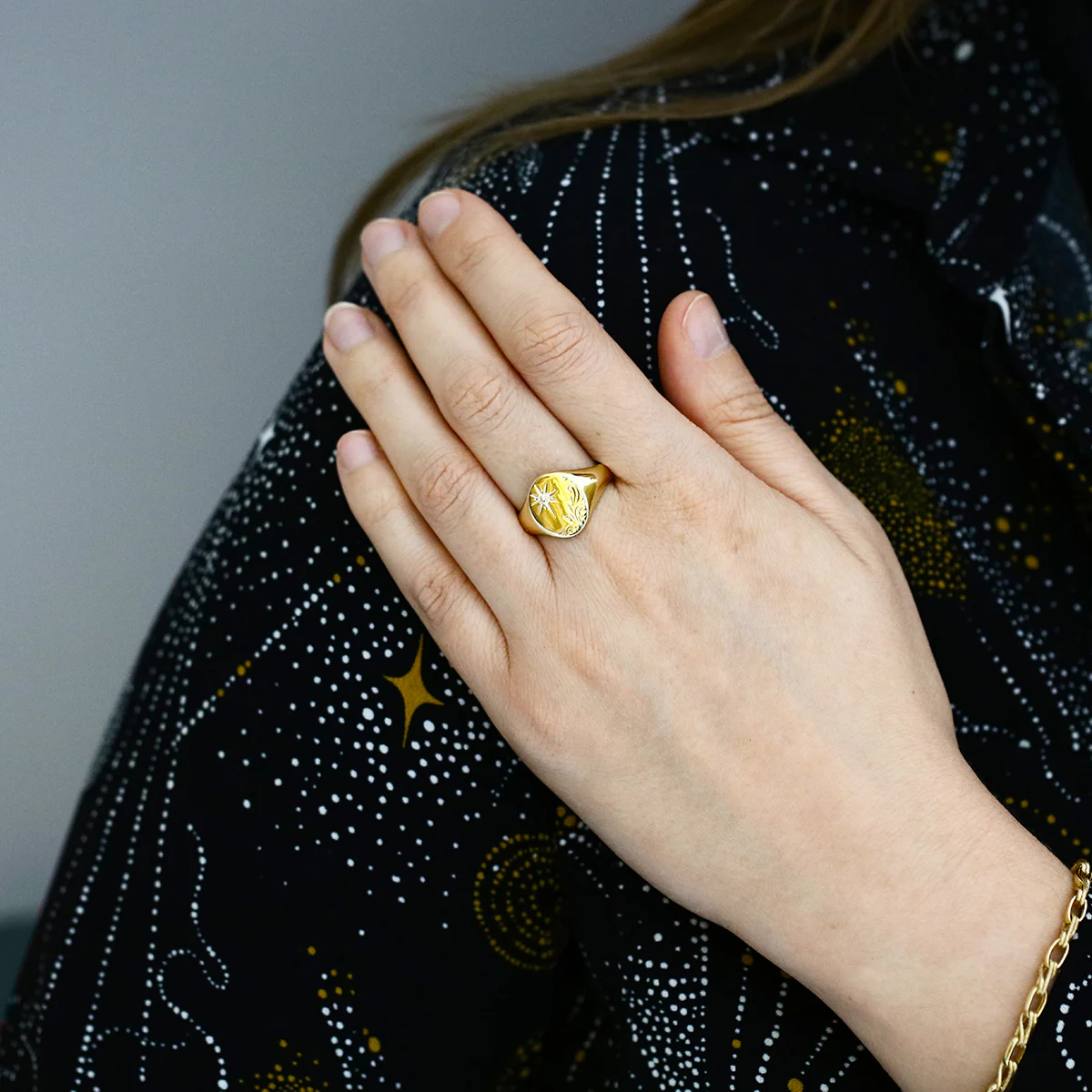 1989 Vintage Embossed Signet Ring | Pre-Loved | 18K Yellow Gold - Image 6