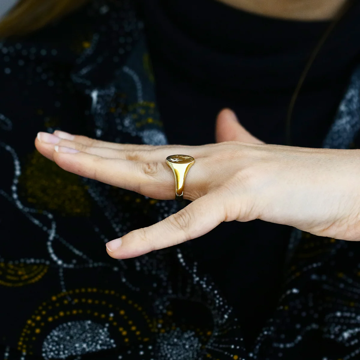 1989 Vintage Embossed Signet Ring | Pre-Loved | 18K Yellow Gold - Image 7