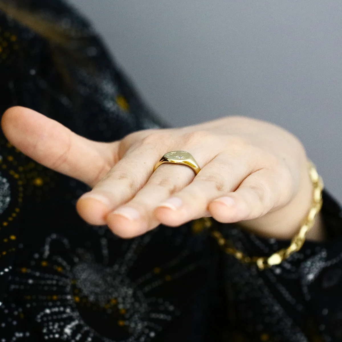 1989 Vintage Embossed Signet Ring | Pre-Loved | 18K Yellow Gold - Image 8