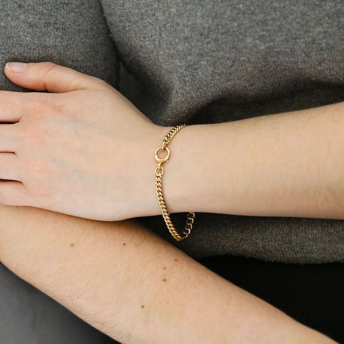 7.5" Graduated Curb Bracelet (15.4g) | Pre-Loved | 9K Yellow Gold - Image 3