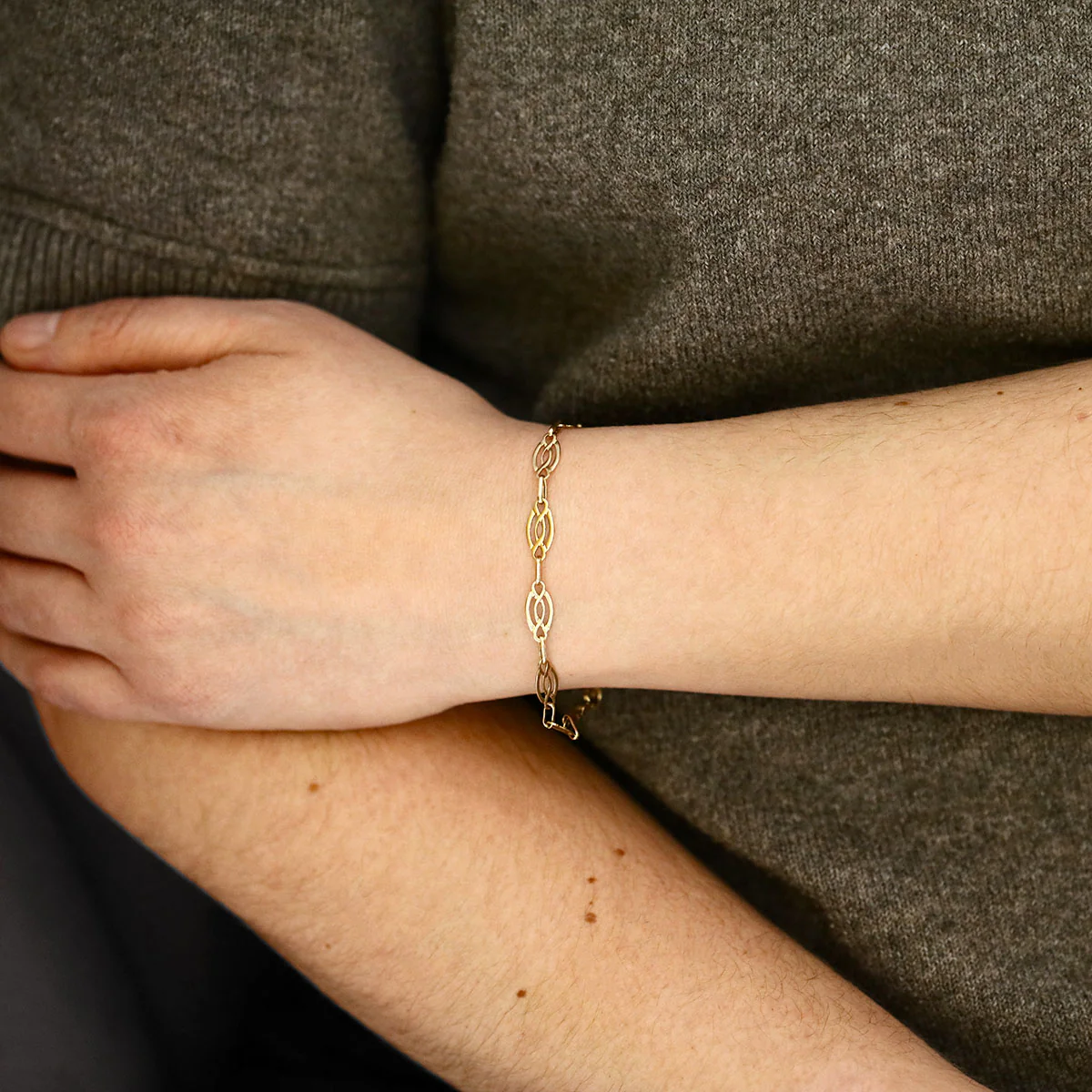 7" Intertwined Fancy Link Bracelet (2.7g) | Pre-Loved | 9K Yellow Gold - Image 3