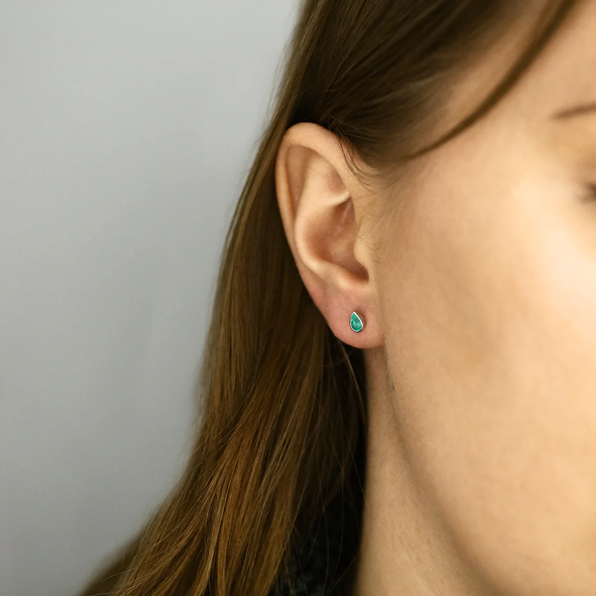 Bijou Collection 0.39ct Emerald Bezel Set Stud Earrings | 9K White Gold - Image 6