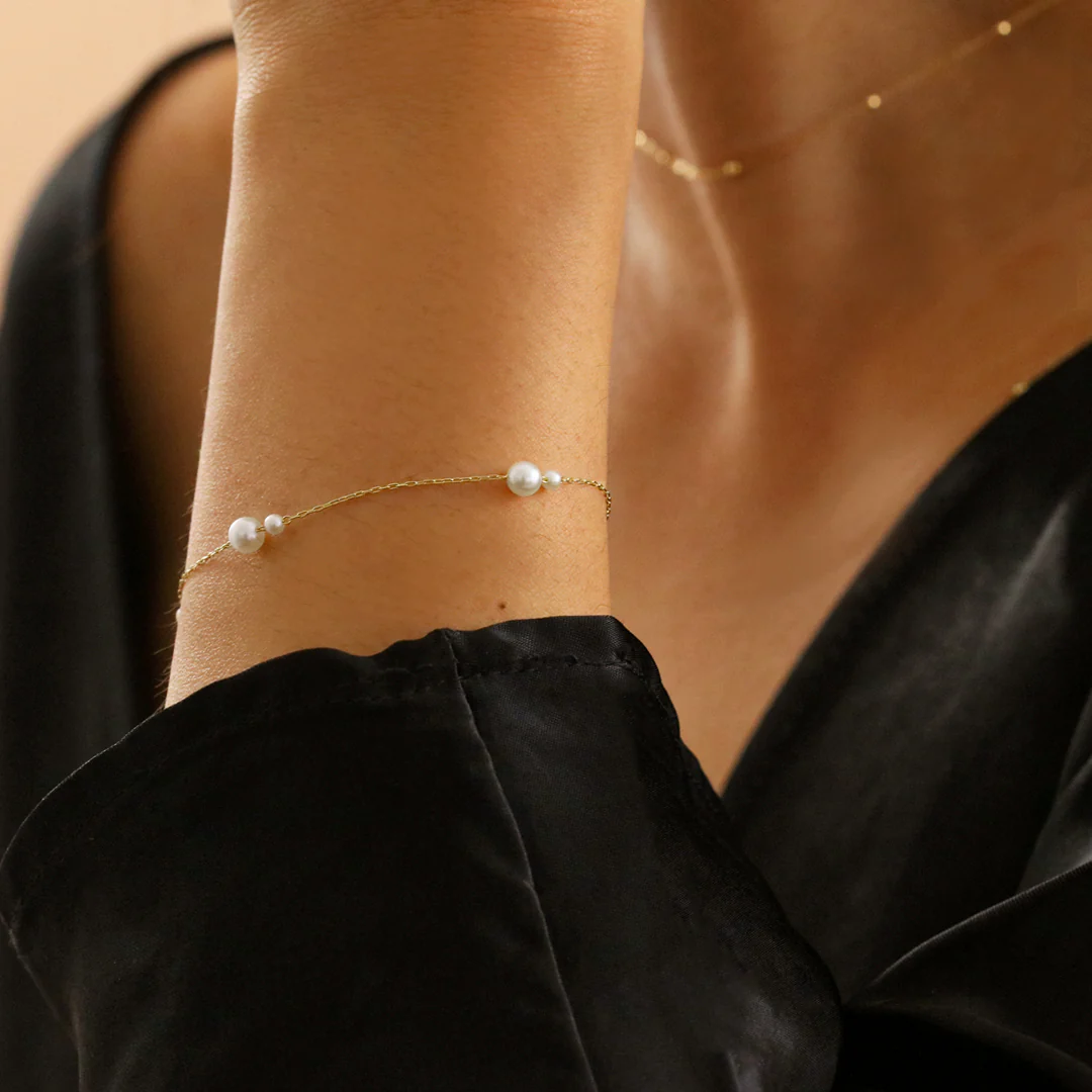 Mizuki Sea of Beauty Collection Kissing Double Floating Freshwater Pearl Bracelet | 9K Yellow Gold - Image 3