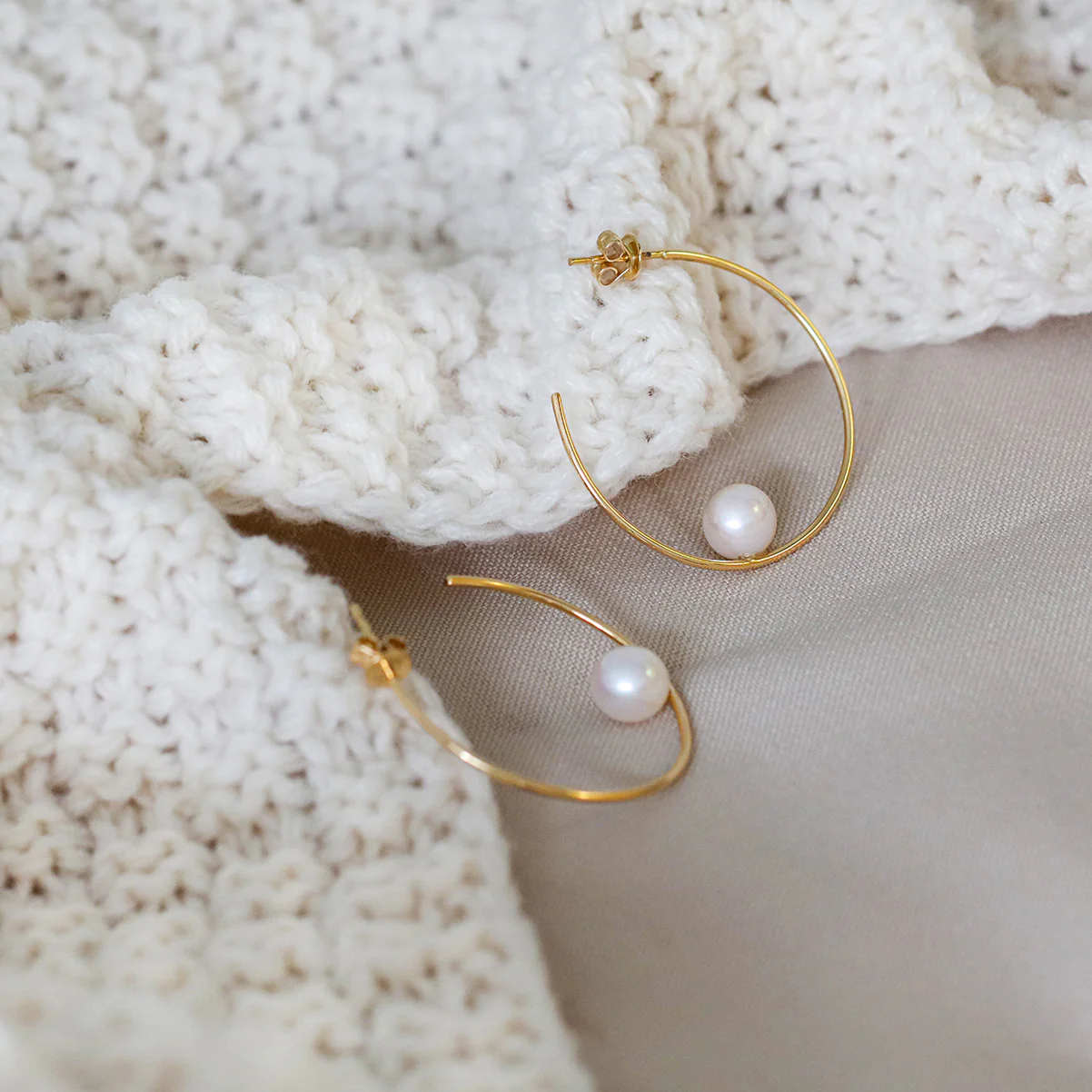 New York Collection Balancing Pearl Hoop Earrings | 14K Yellow Gold - Image 4