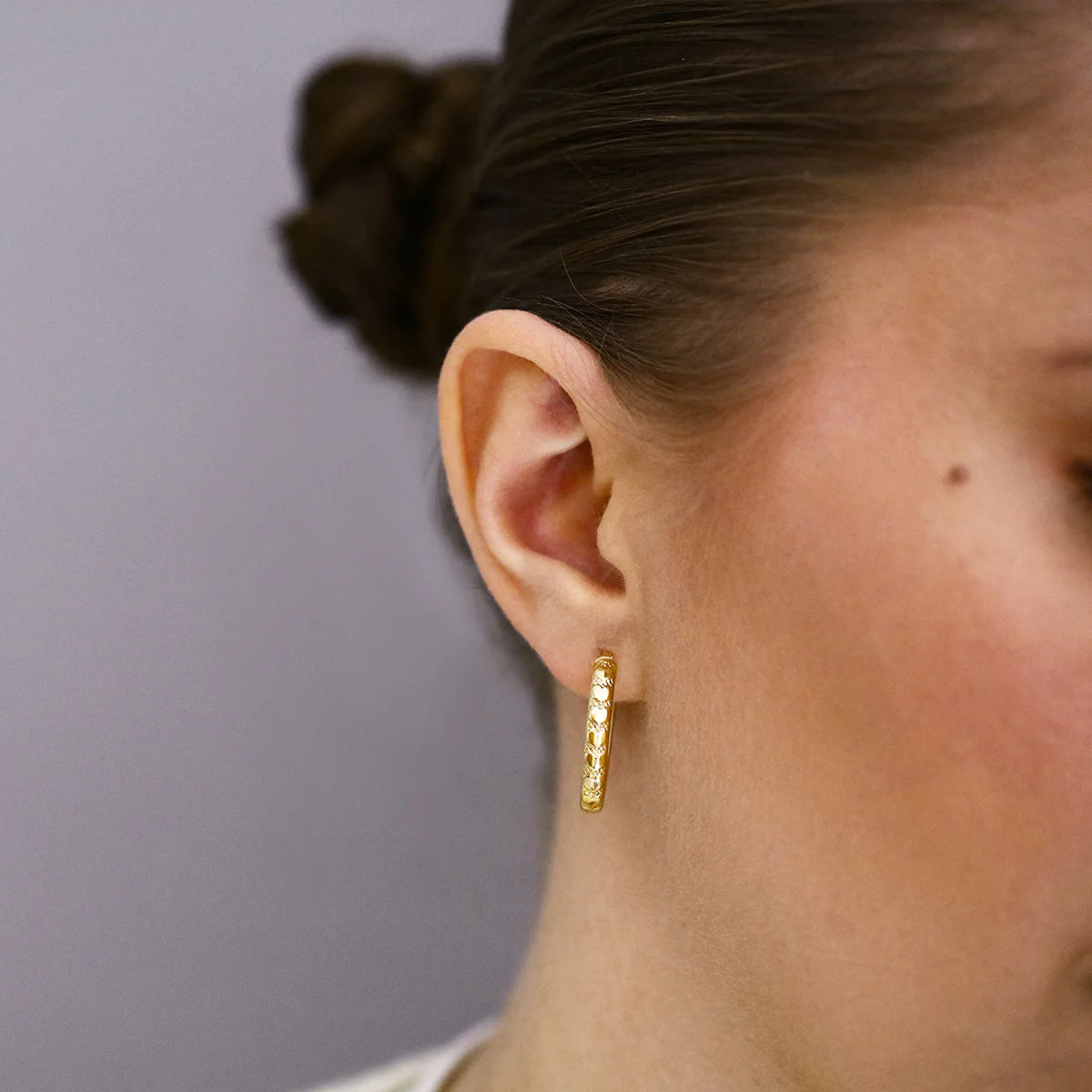 Oval Heart Engraved Hoop Earrings | Pre-Loved | 9K Yellow Gold - Image 5