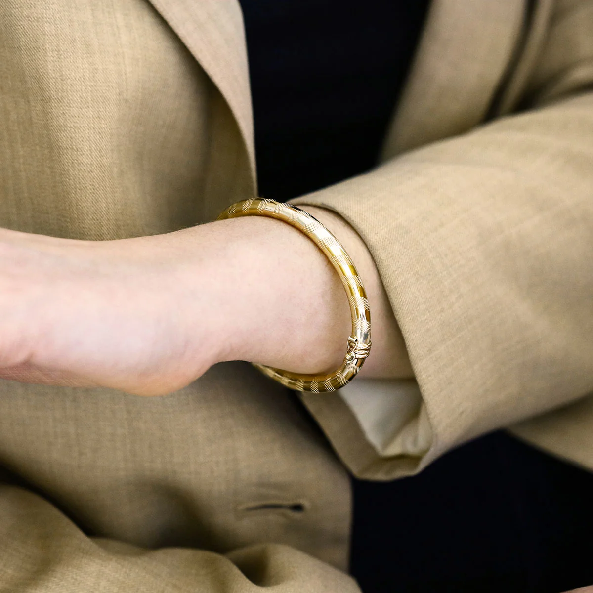 Oval Patterned Bangle (9.5g) | Pre-Loved | 9K Yellow Gold - Image 5
