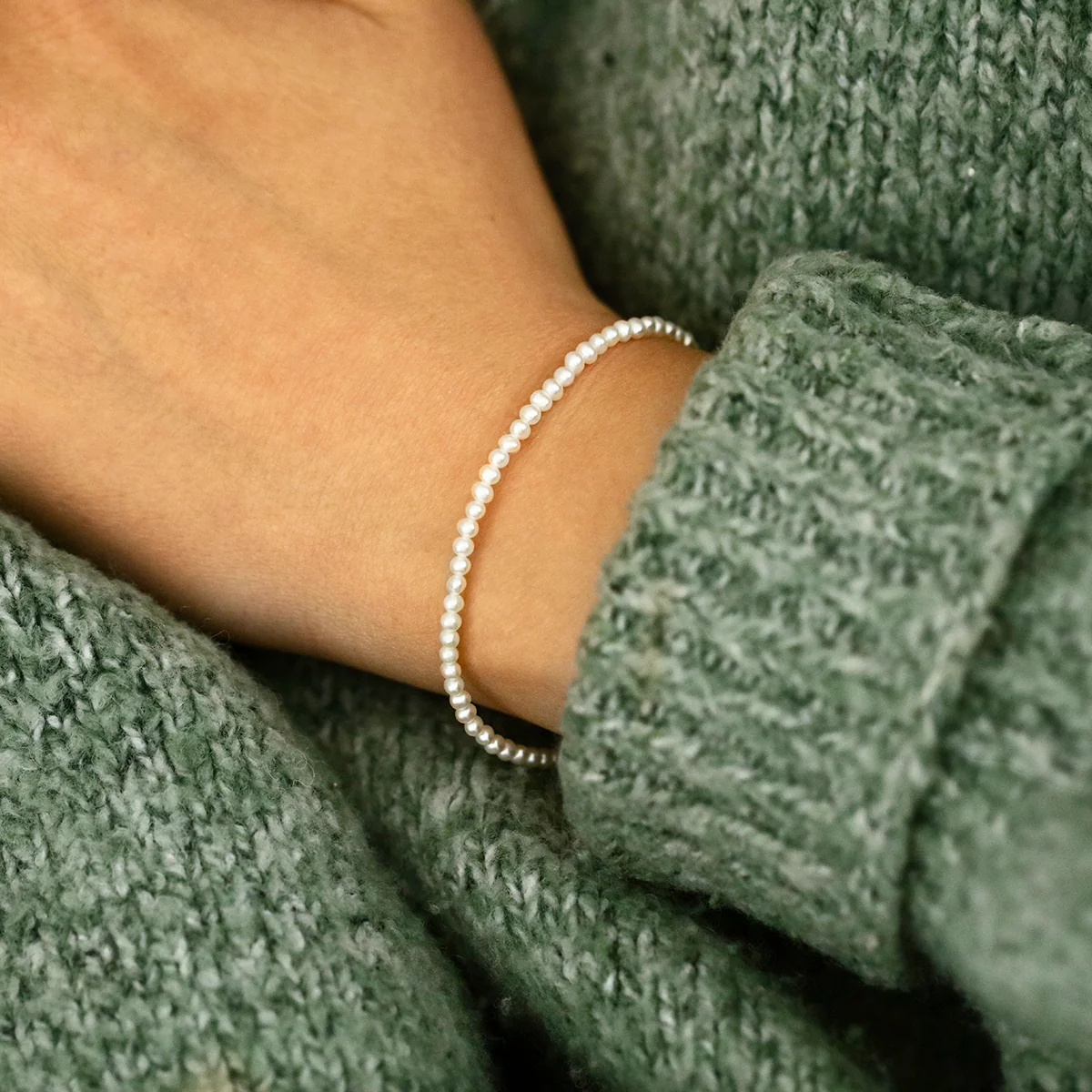 Pearlessence Collection 2.0-2.5mm White Round Cultured River Pearl Bracelet | 9K Yellow Gold - Image 4