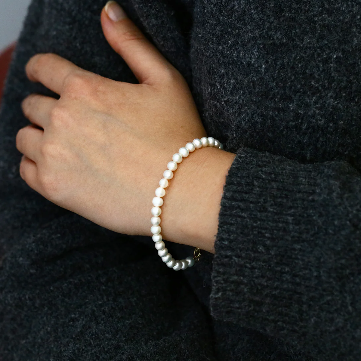 Pearlessence Collection 5 - 5.5mm White Round Cultured River Pearl Bracelet | 9K Yellow gold - Image 4